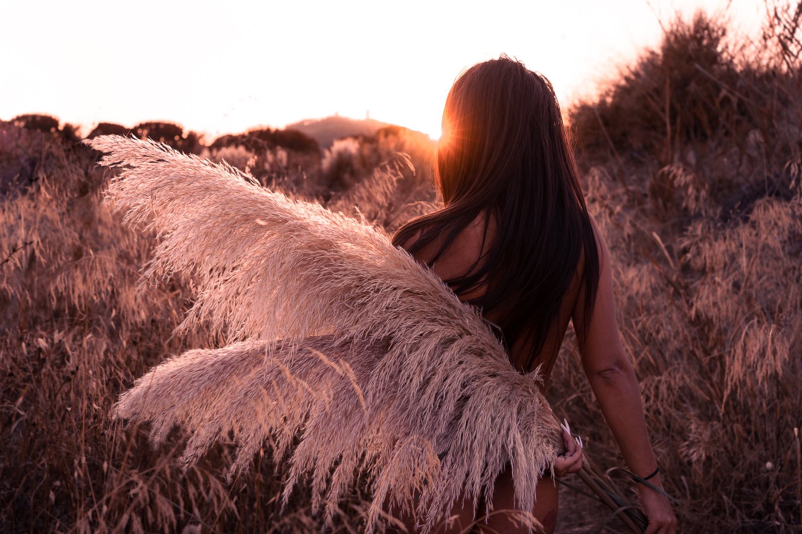 Portrait dans les herbes au soleil couchant